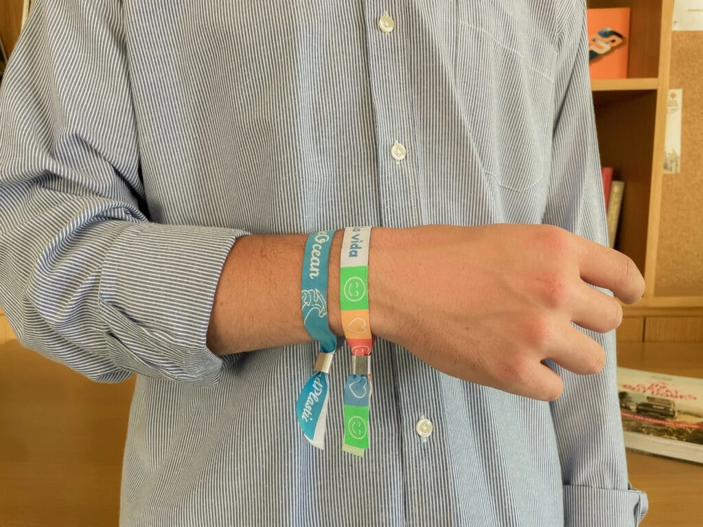 pulseras de tela personalizadas baratas, pulsera de tela para merchandising promocion, ferias o comprar pulseras de tela con su marca en madrid, barcelona, valencia, sevilla